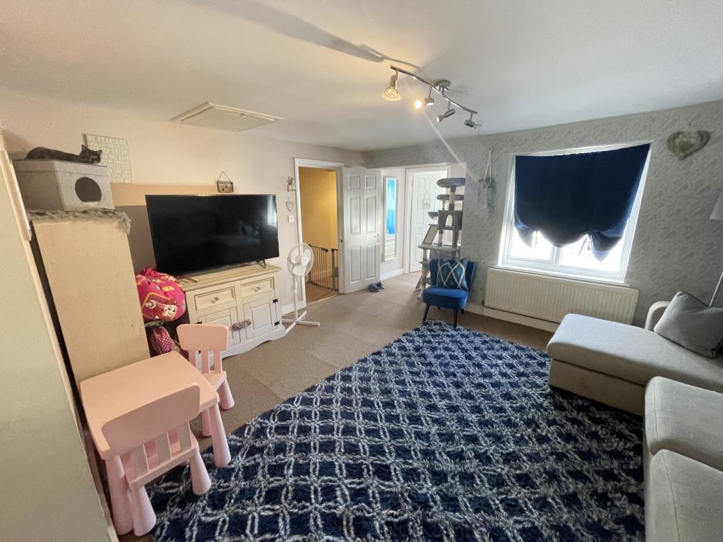 Lot: 3 - LEASEHOLD RESIDENTIAL INVESTMENT IN HIGH STREET LOCATION - Inside view of living area